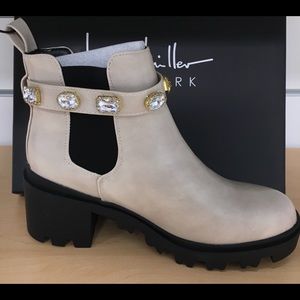 🤎🤍 Nicole Miller’s  cream color Gem boots